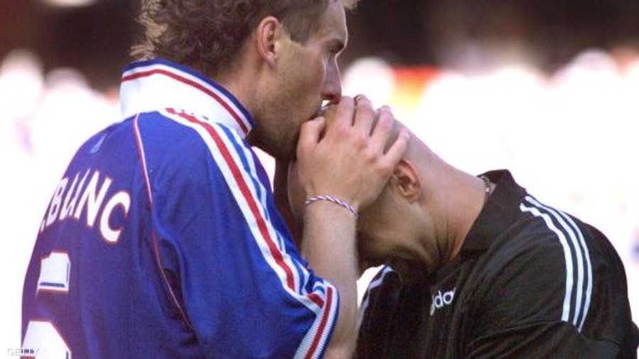 مدرب باريس سان جرمان لوران بلان وقبلة على رأس فابيان بارتيز حارس منتخب فرنسا بمونديال 1998