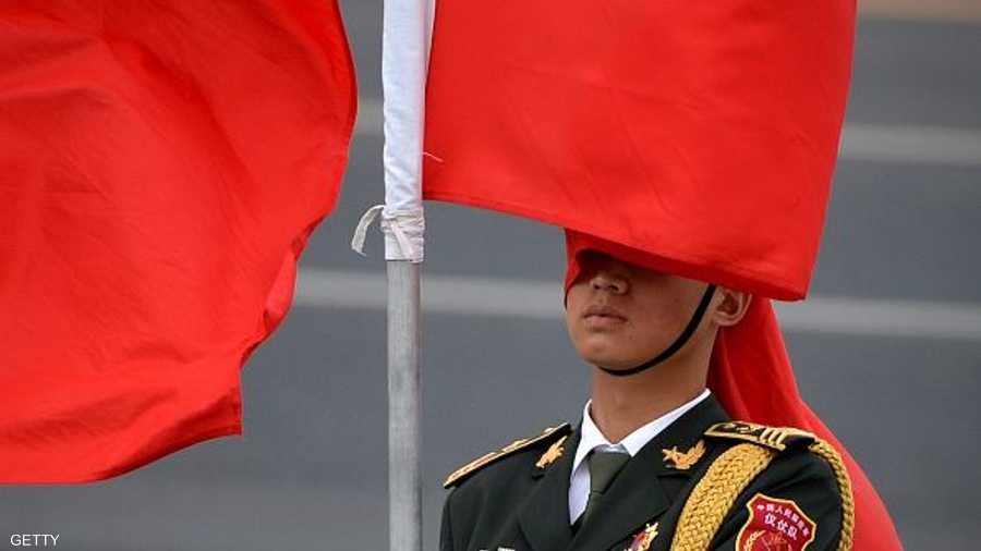 جندي صيني تحت الراية الحمراء الشهيرة 
