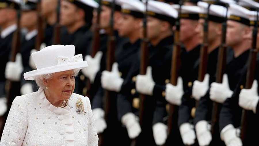 الملكة إليزابيث تستعرض حرس الشرف خلال زيارة لألمانيا