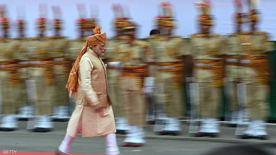 بالخطوة السريعة يستعرض رئيس الوزراء الهندي ناريندرا مودي حرس الشرف