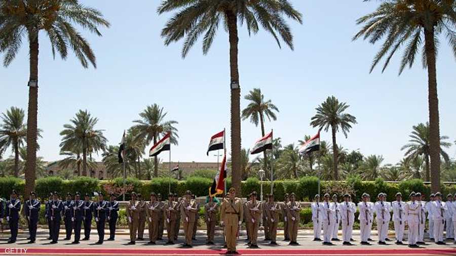 في ظلال النخيل.. حرس الشرف العراقي باستقبال وزير الدفاع الأميركي