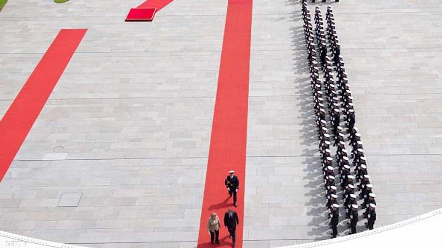 لقطة عامة لاستعراض المستشارة الألمانية ورئيس الوزراء البريطاني لحرس الشرف 