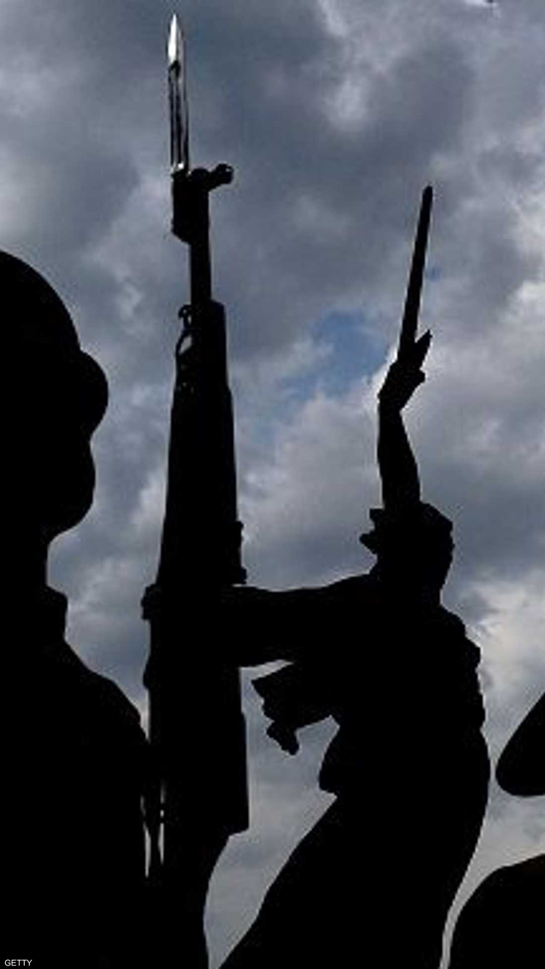 ظلال تجسد الوقفة الصارمة وقبعات وحراب أسلحة حرس الشرف في الصين