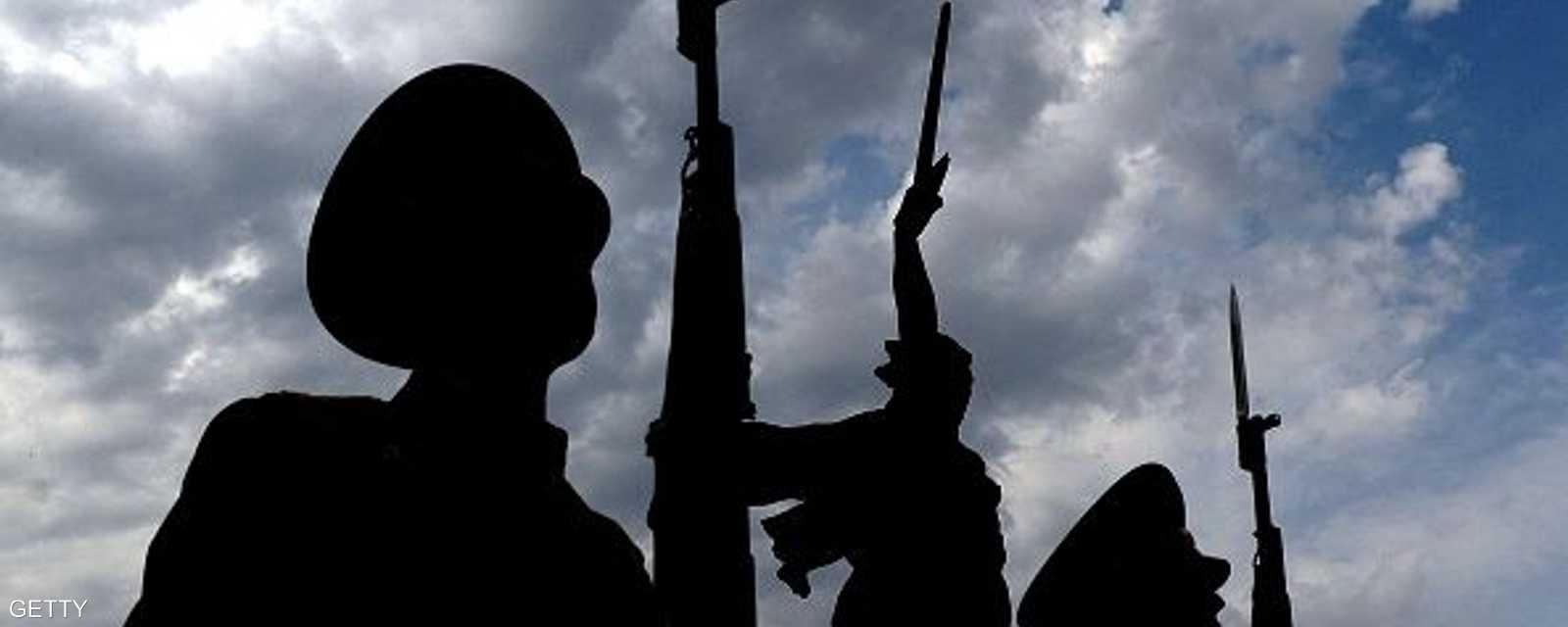 ظلال تجسد الوقفة الصارمة وقبعات وحراب أسلحة حرس الشرف في الصين