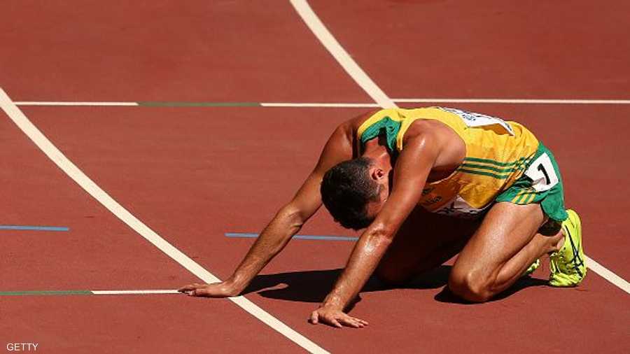 عداء أسترالي يلتقط أنفاسه بعد إنهاء سباق 3000 متر حواجز