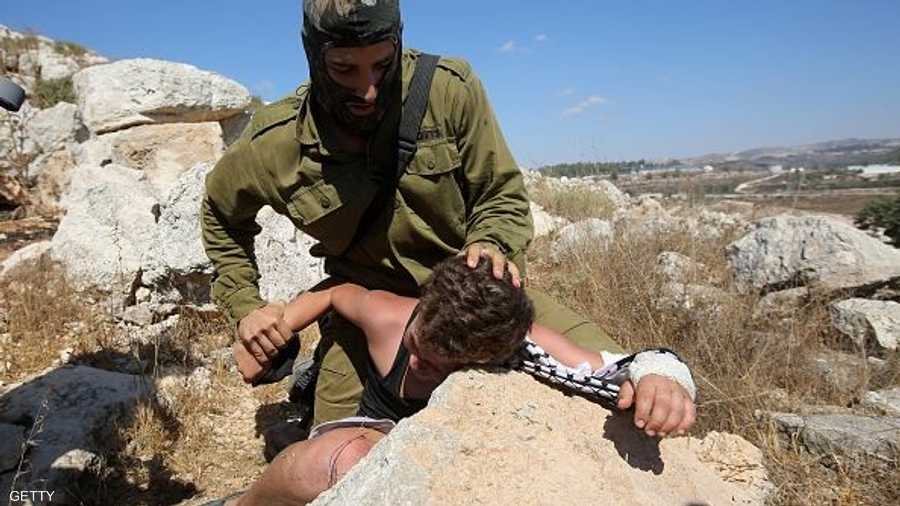 سيطر الجندي على الطفل الفلسطيني محمد التميمي أثناء احتجاجات بقرية النبي صالح