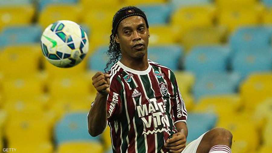 أسطورة كرة القدم البرازيلية رونالدينيو جاء في المركز السابع وله 31 مليون معجب على فيسبوك وحوالي 12 مليون متابع على تويتر