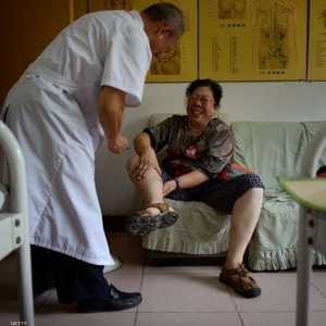 يصيب مرض التهاب المفاصل المزمن في العادة اليدين والقدمين.