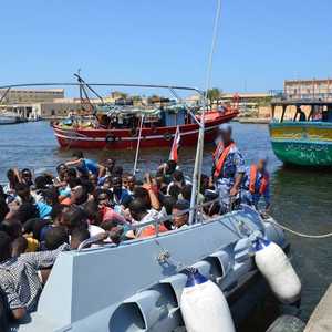 جرى إنقاذ 143 مهاجرا سقطوا في البحر قبالة إيطاليا