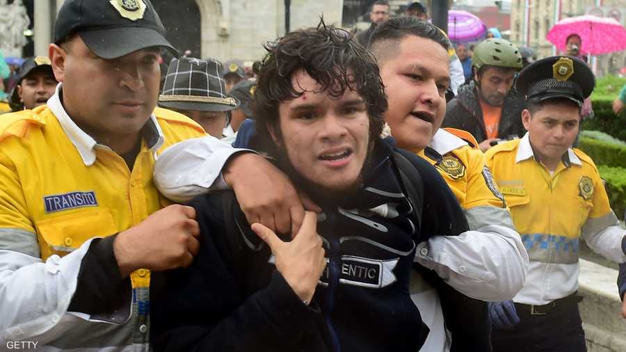 عناصر الشرطة تعتقل أحد المحتجين