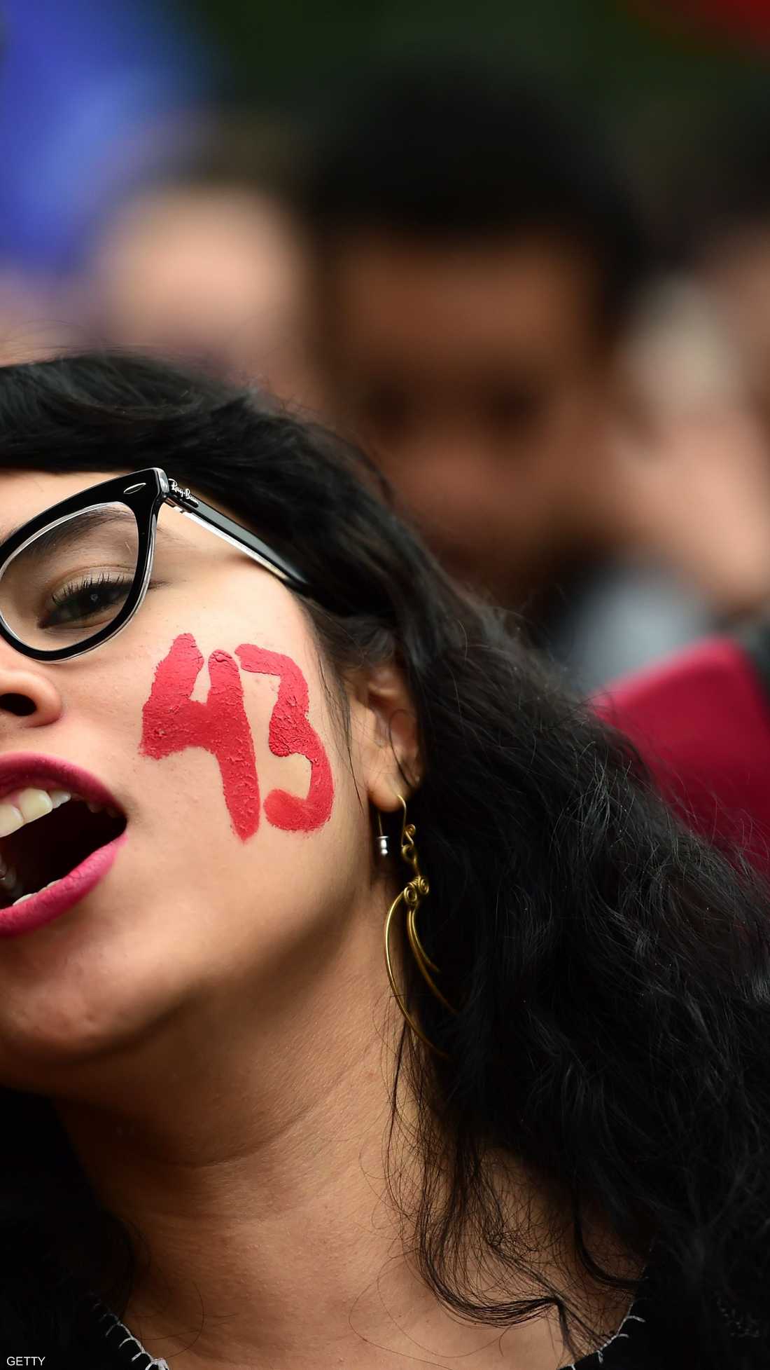 محتجة مكسيكية تطالب بكشف مصير 43 طالبا مختفيا
