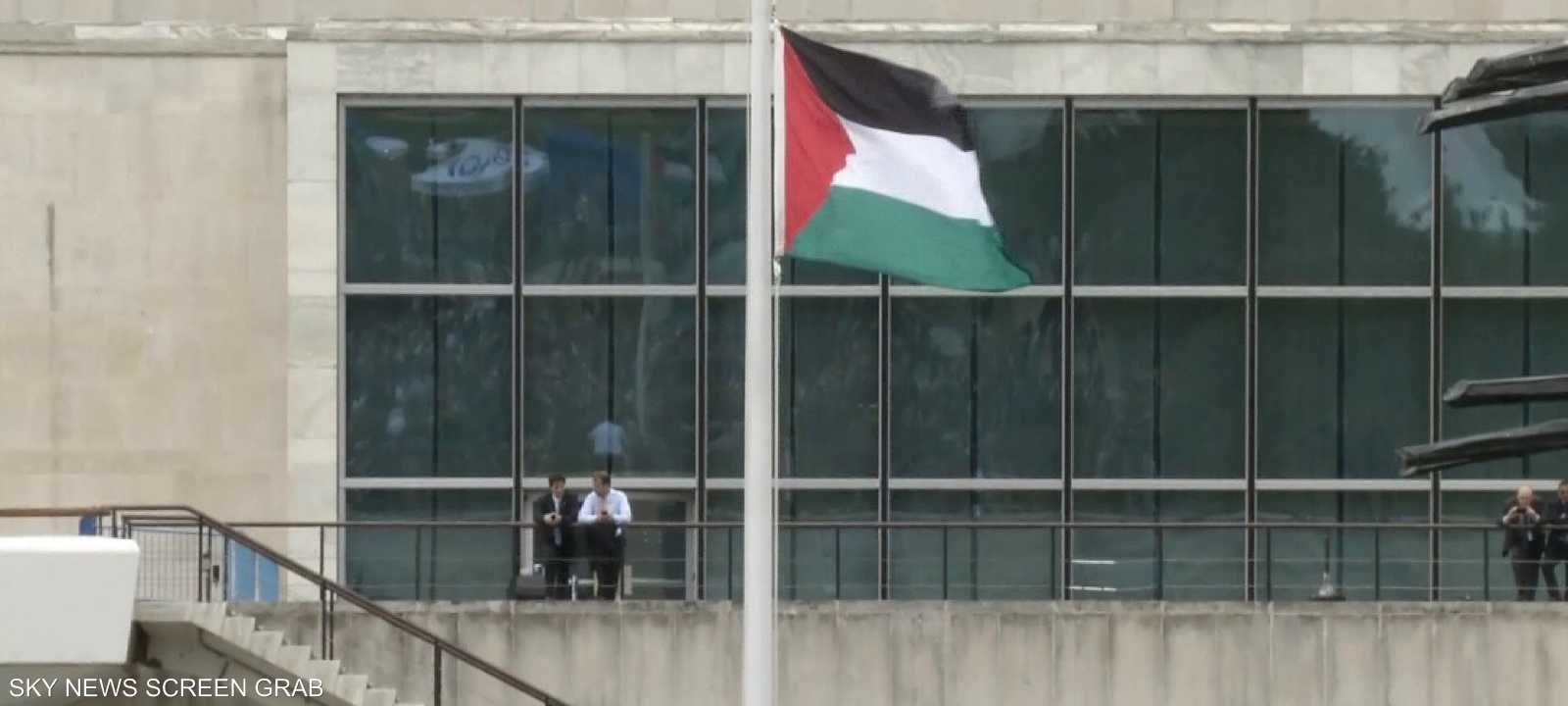 رفع عباس العلم الفلسطيني أمام مقر الهيئة الدولية