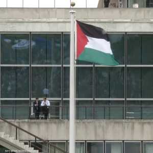 رفع عباس العلم الفلسطيني أمام مقر الهيئة الدولية