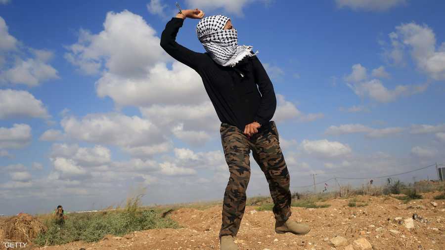 شابة في غزة ترشق الحجارة على الحدود الشرقية لقطاع غزة