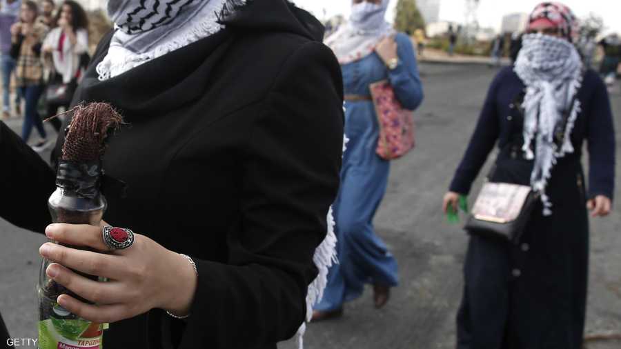 فتاة تحمل قنبلة مولوتوف