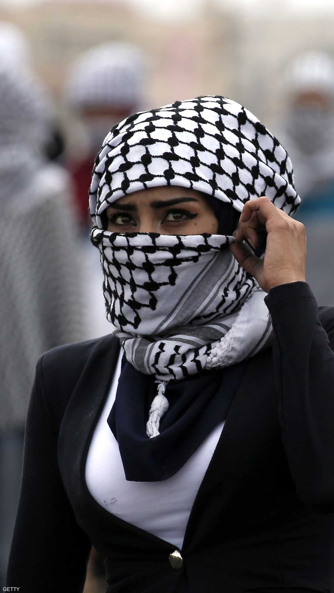 فتاة فلسطينية في مواجهات مع الجنود الإسرائيليين قرب رام الله