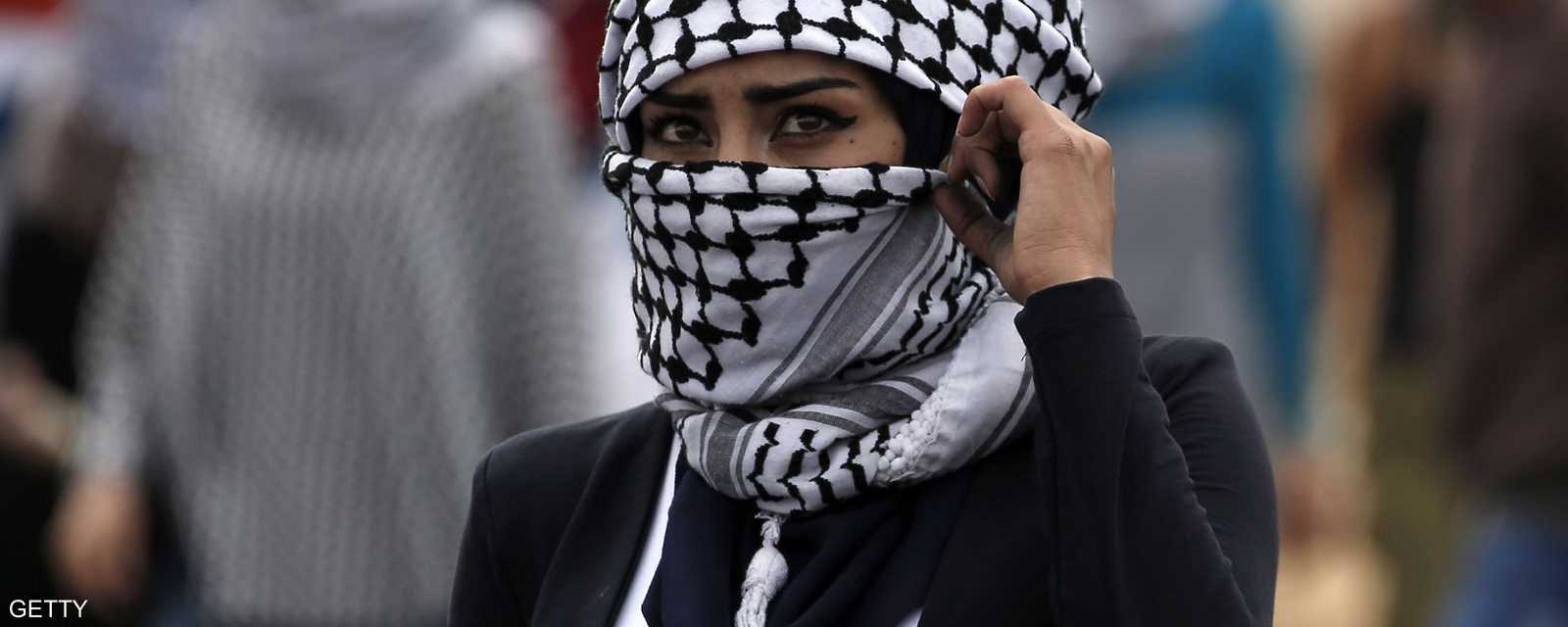 فتاة فلسطينية في مواجهات مع الجنود الإسرائيليين قرب رام الله