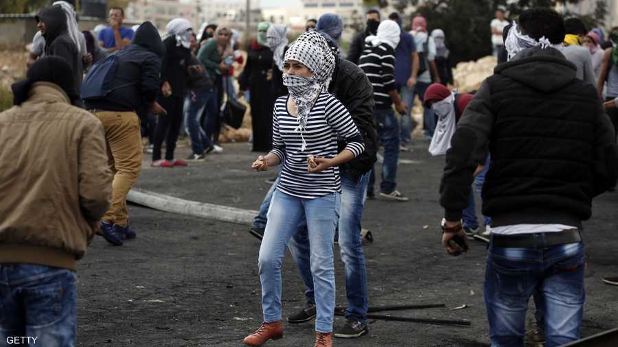 فتيات يشاركن في الاشتباكات عند مستوطنة بيت إيل قرب رام الله