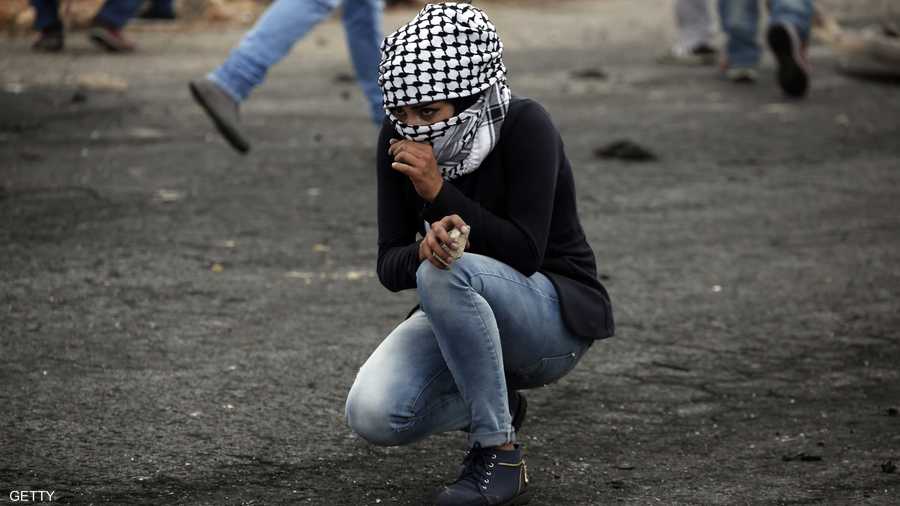 فتاة فلسطينية تتقدم المواجهات قرب رام الله