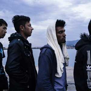 لاجئون في طابور انتظار الغذاء بإحدى جزر اليونان