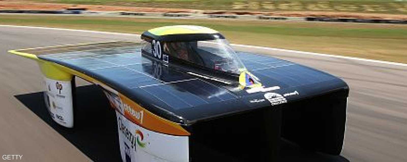 يعتمد تصميم السيارات على الألياف الكربونية لتجعل السيارة أكثر خفة