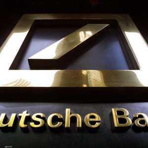 شعار البنك كما يظهر أمام مقر بنك دويتشة في نيويورك
