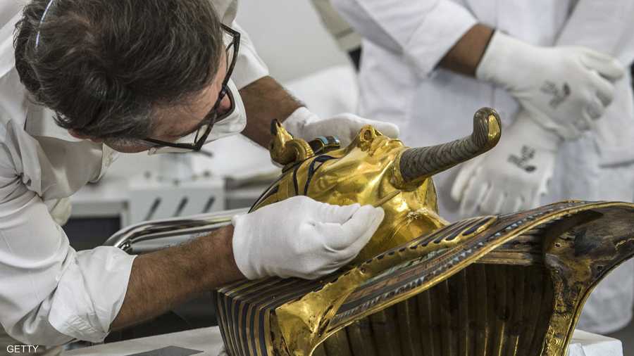 ذقن القناع تعرض لأخطاء في ترميمه في يناير الماضي