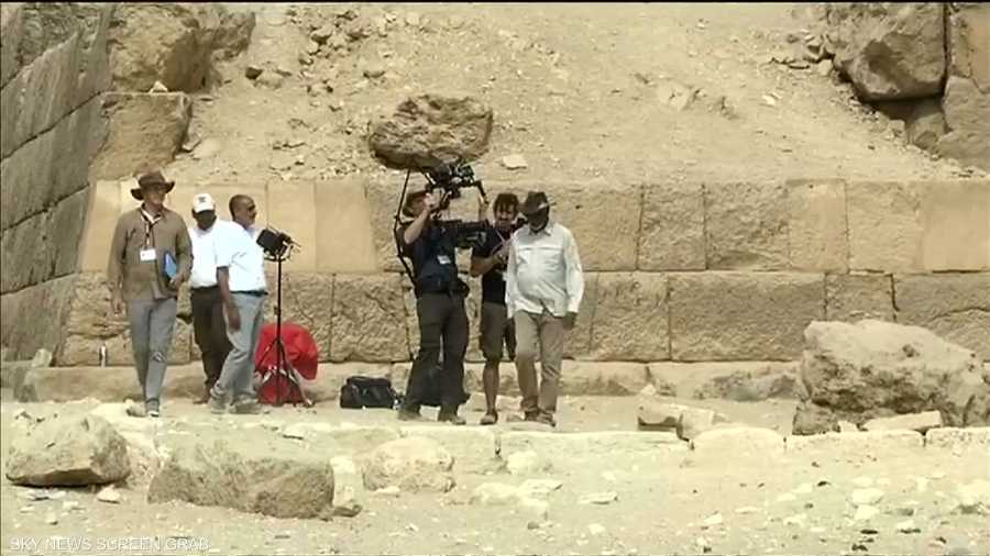 فريمان قام بالتصوير أمام منطقة مقبرة (سشم نفر)، والمنطقة المجاورة لامتداد الطريق الصاعد للملك خفرع