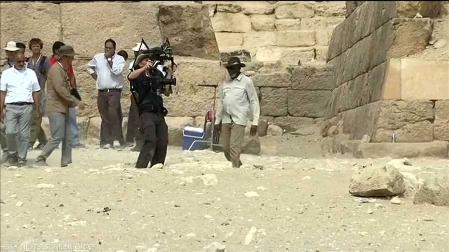 قام فريمان بالتصوير أيضا بجوار المقابر المحيطة لأهرامات الملكات