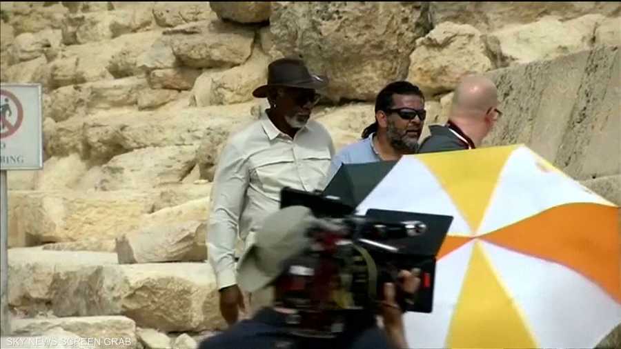 فريمان بصحبة طاقم التصوير الخاص به