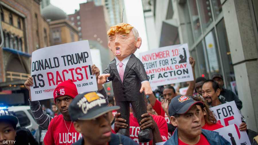 في شيكاغو خرج المئات من الأميركيين السود في مظاهرات منددة بتصريحات "عنصرية" لترامب