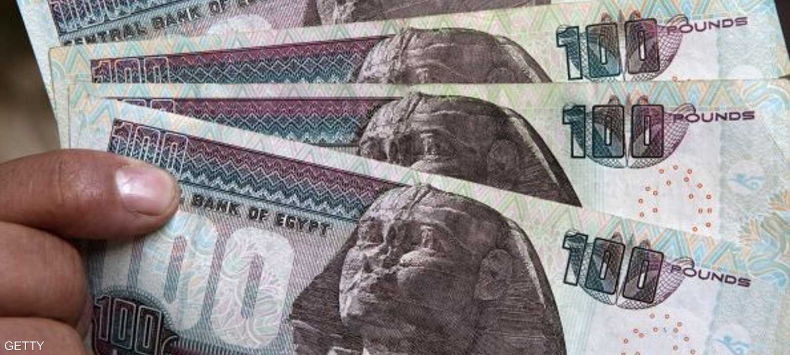 عملات مصرية من فئة مائة جنيه في القاهرة
