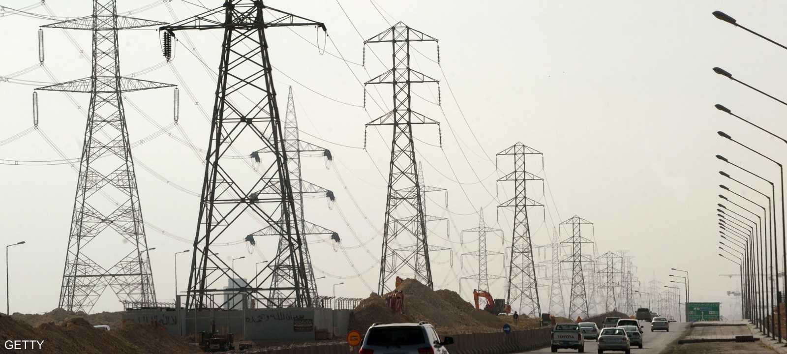 أبراج كهرباء على طول أحد الطرق الرئيسية في الرياض