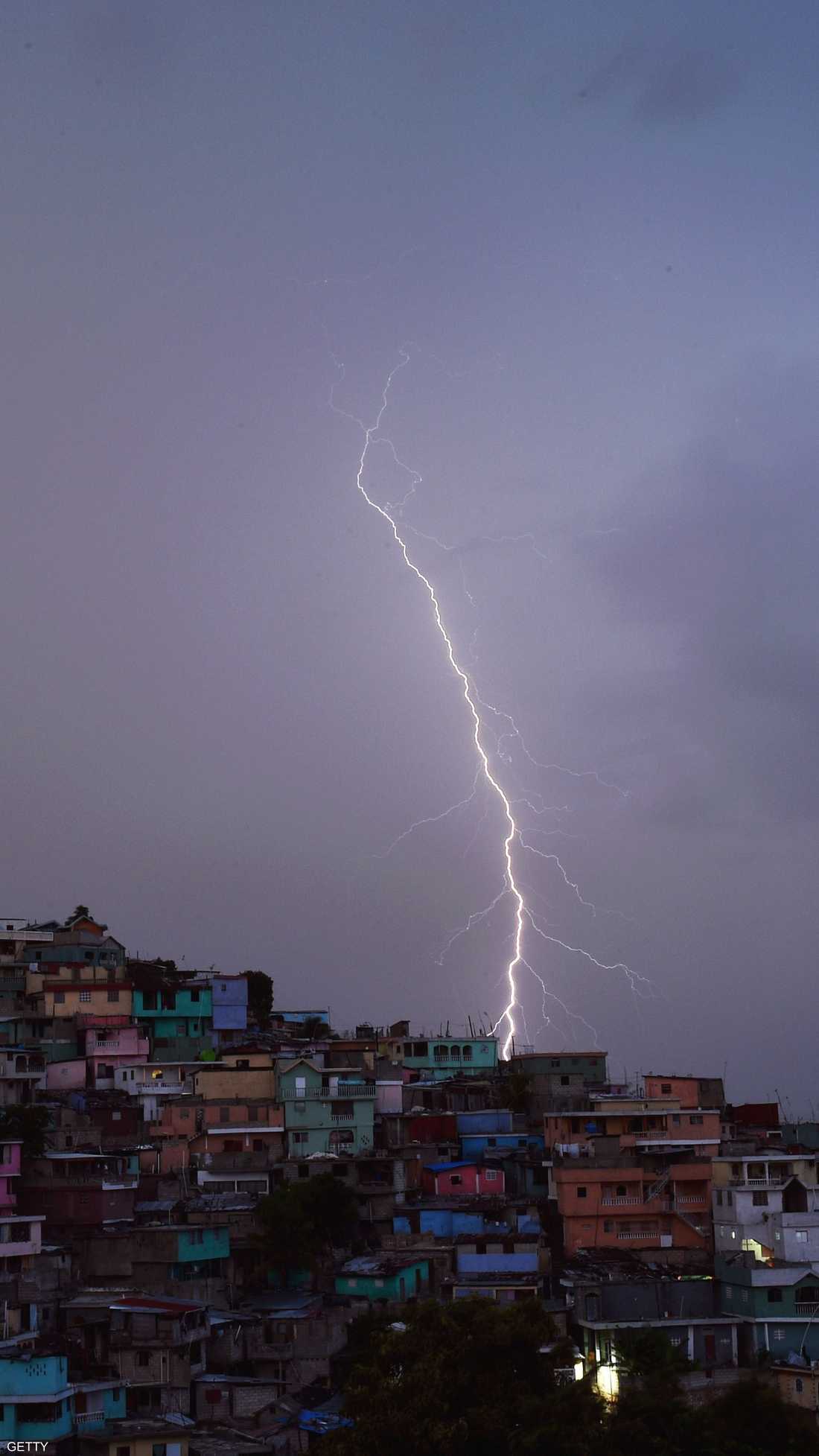 البرق يضيء سماء منطقة في هايتي.