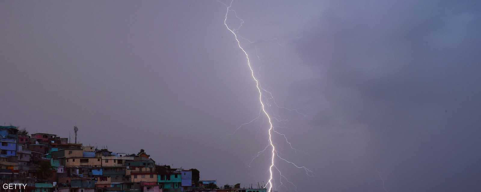 البرق يضيء سماء منطقة في هايتي.