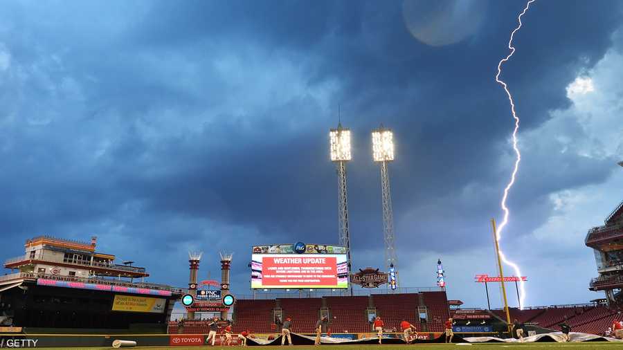برق فوق ولاية أوهايو بالولايات المتحدة.