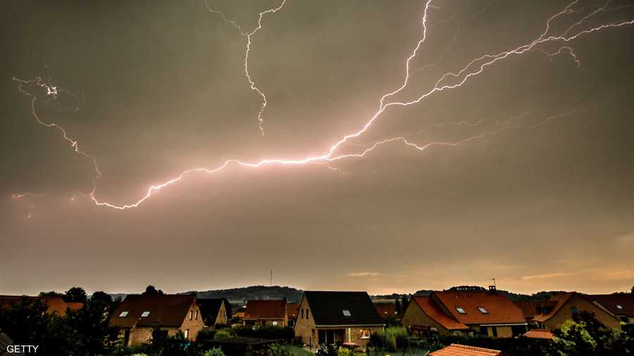 البرق يزين سماء قربة فرنسية.