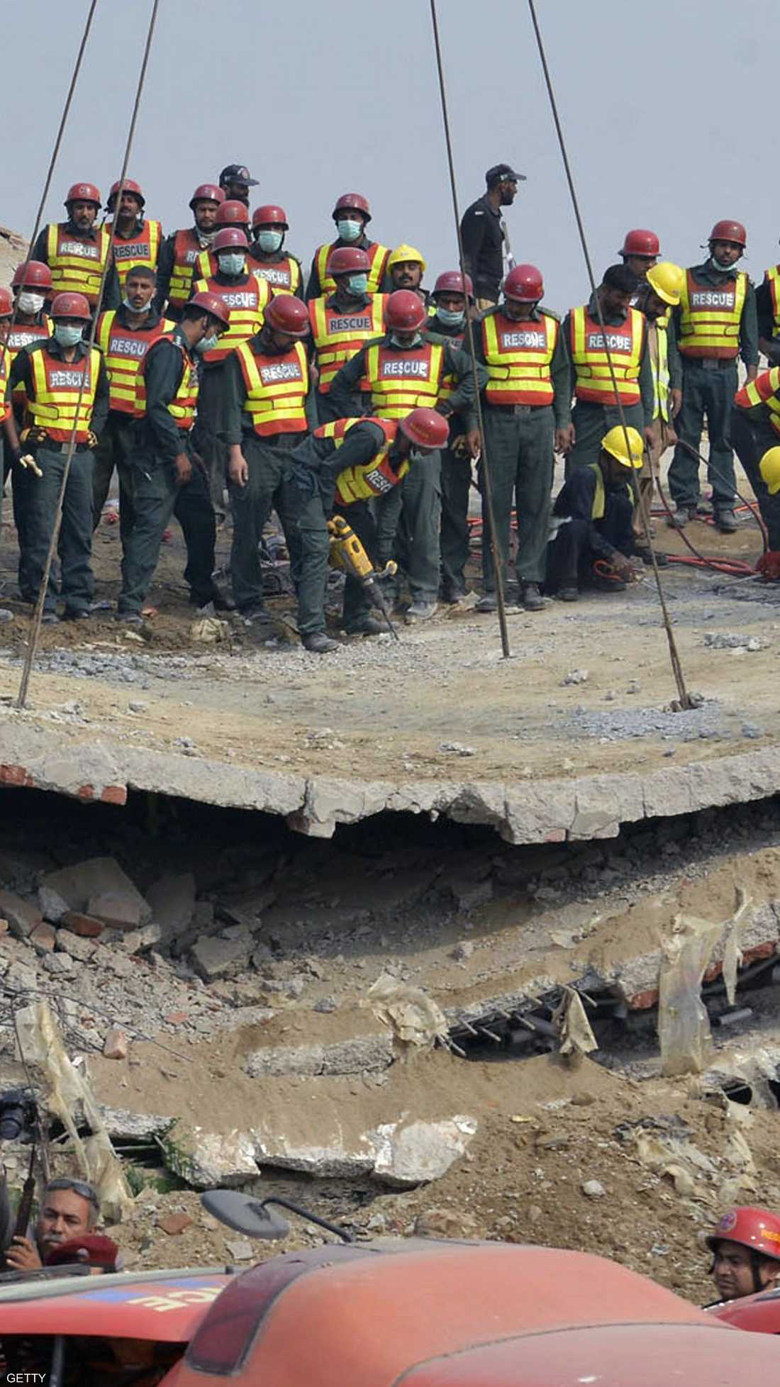 الطبقات الثلاث للمصنع سويت بالأرض تماما.