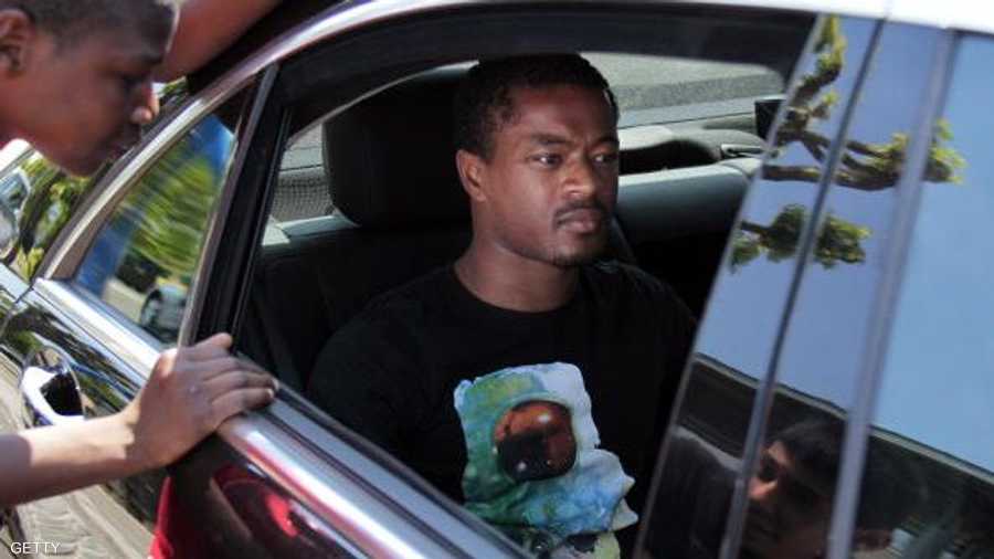 دخل الفرنسي باتريس إيفرا قائمة اللاعبين المتورطين في فضائح جنسية بعد أن التقطت كاميرات المراقبة صورة له وهو يقبل فتاة شقراء.