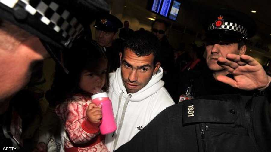 الأرجنتيني كارلوس تيفيز قضى ليلة مع عشيقته حين سافر إلى الأرجنتين لمتابعة الحالة الصحية لابنته حديثة الولادة.