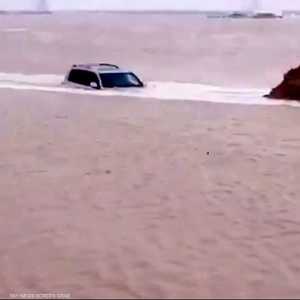 سيول عارمة بسب الأمطار الغزيرة في الكويت