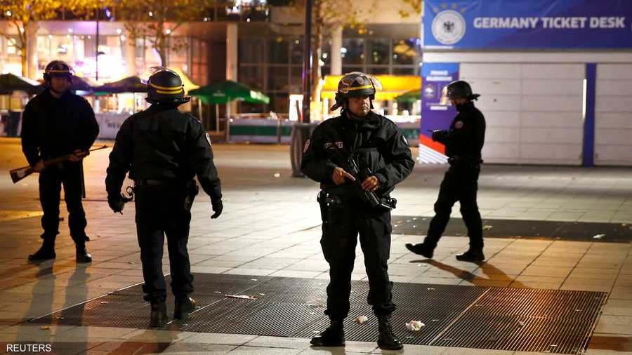 عناصر من الشرطة الفرنسية قرب ستاد فرنسا في باريس بالقرب من موقع الهجمات التي أودت بحياة أكثر من 40 شخصا