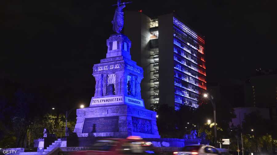 وفي المكسيك أضاءت المباني بأعلام فرنسا