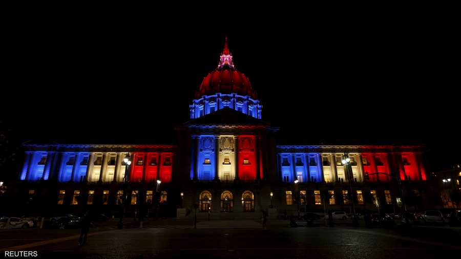 مقر الحكومة الفيدرالية لسان فرانسيسكو مغطى بألوان العلم الفرنسي تضامنا مع ضحايا هجمات باريس
