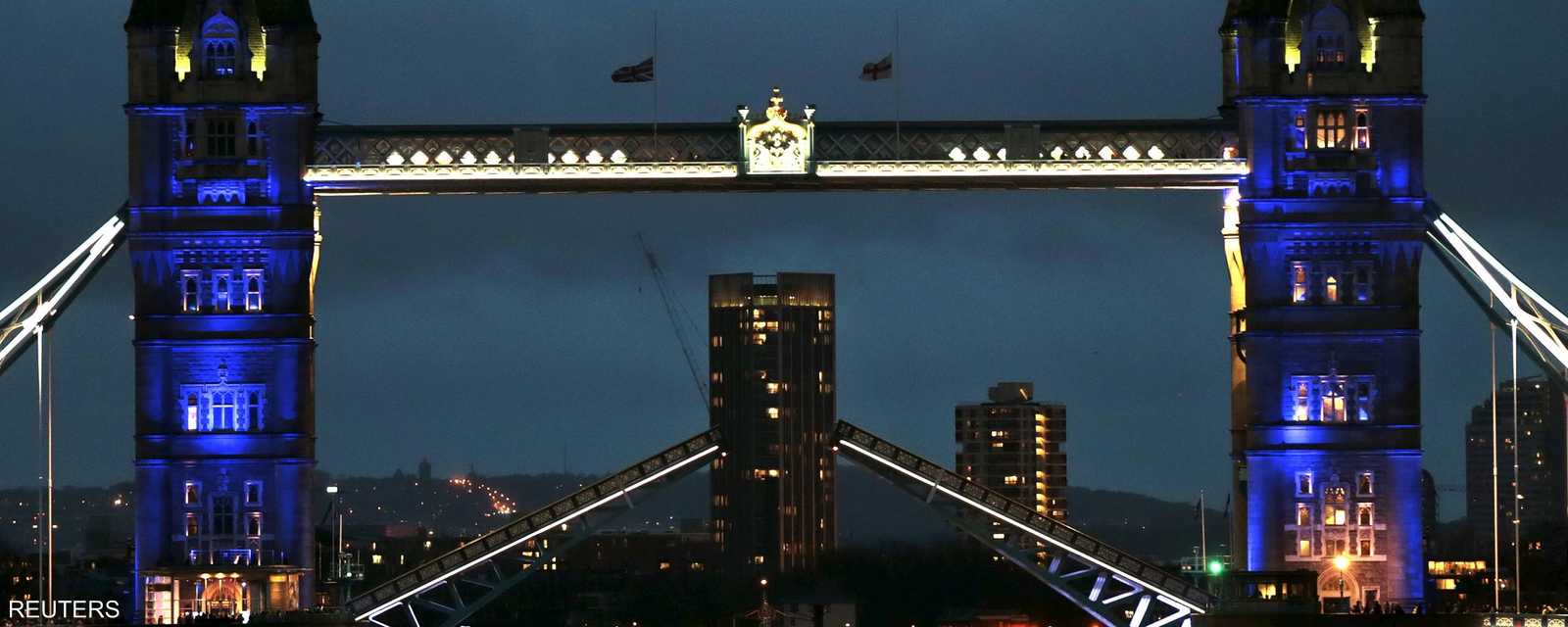 جسر البرج المعلق في لندن يكتسي بألوان العلم الفرنسي