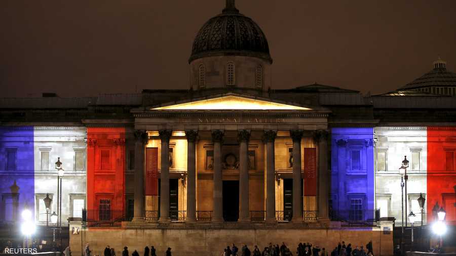 ألوان العلم الفرنسي تضيء المعرض الوطني في لندن