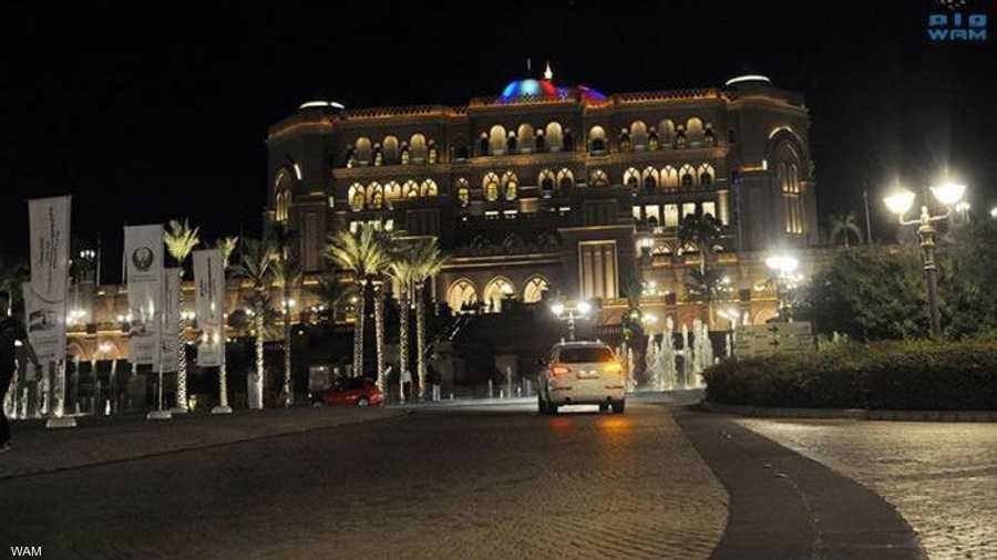 فندق قصر الإمارات في أبوظبي اكتسى بنفس الألوان