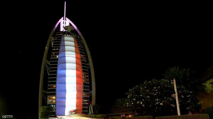 فندق برج العرب أحد أشهر معالم دبي التحف بألوان العلم الفرنسي