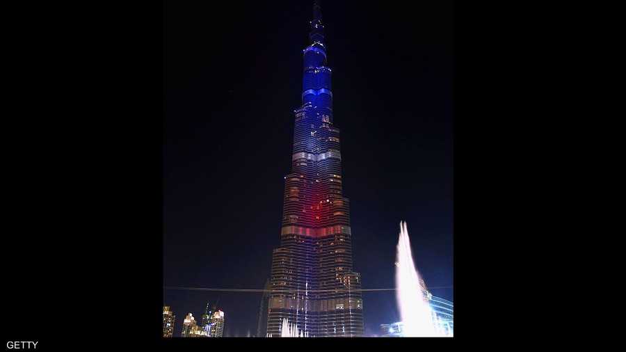 وفي دبي أيضا.. برج خليفة أطول بناء في العالم يضاء بأعلام فرنسا