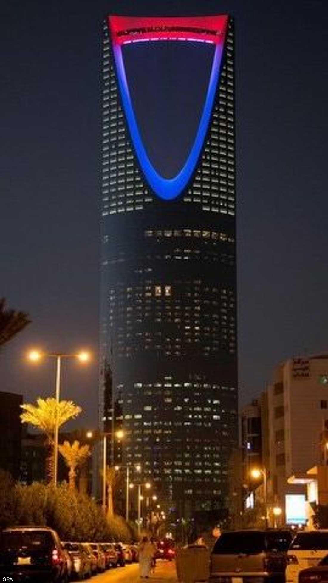 ألوان العلم الفرنسي على برج المملكة في العاصمة السعودية الرياض